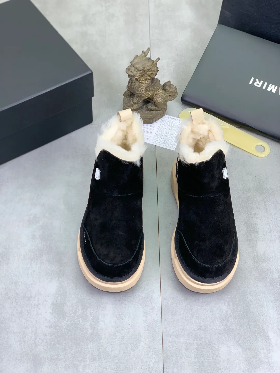 Men's shoes 💰P520 New high-quality fur-integrated Amiri Emile new winter wool shoes MA-1 wool shoes Amiri gave up the rock punk style in the new season. It uses a lot of unsaturated colors, Morandi tones, whether you see or wear them, it will make people very happy. The large tongue of the bread shoes continues, shortens the length of the shoe body, thickens the midsole, and the toe part is more rounded. Amiri's brand letters and MA logo appear on the side of the shoe. Fabric: Original custom imported first-layer frosted cowhide + real wool lining. Outsole TPU material. Bottom thickness 4CM. Color: three colors available. Size: #女 models 35-40